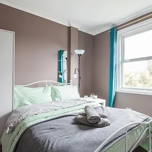 Pensión Shirley House 1, Guest House, Self Catering, Self Check In With Smart Locks, Use Of Fully Equipped Kitchen, Walking Distance To Central, Excellent Transport Links, Ideal For Longer